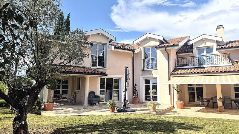 Villa d'architecte individuelle avec jardin et piscine. (6)