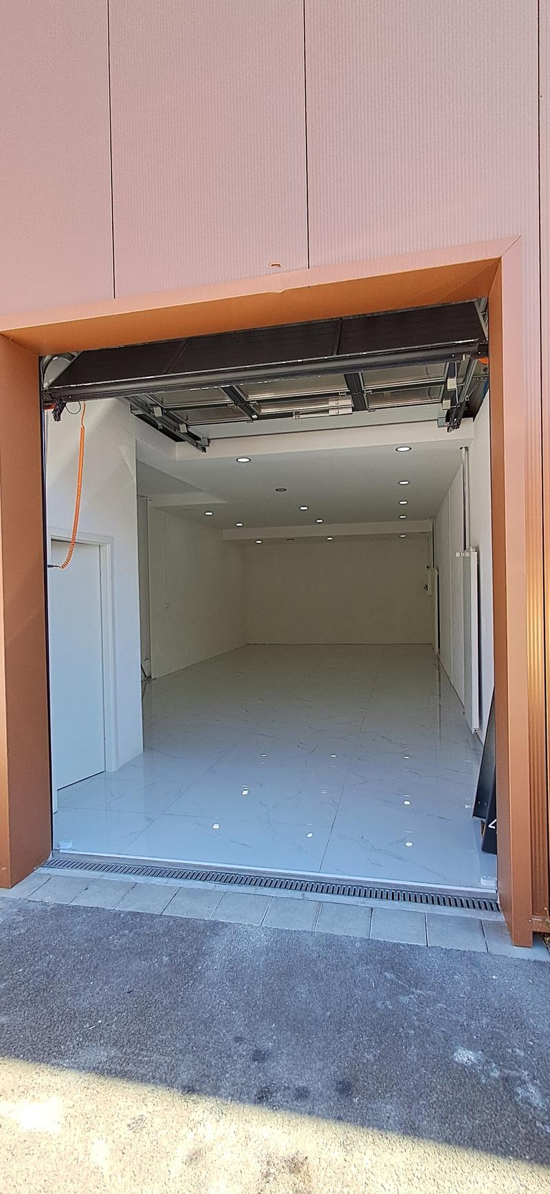 Box de 60 m2 à Crissier (2)