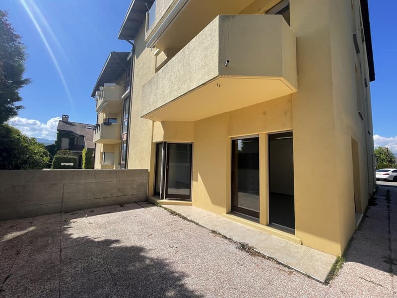 MAGNIFIQUE ARCADE / BUREAUX DE 100 m² À BOSSEY (12)