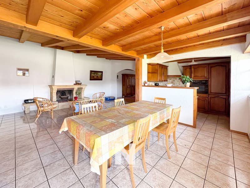 Immeuble à vendre à Avenches - Avec appartement 150m2 et grand dépôt (2)