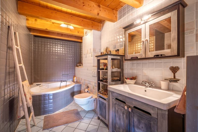 Maison d'environ 180 m2 avec 2 logements à Valeyres-sous-Ursins (12)