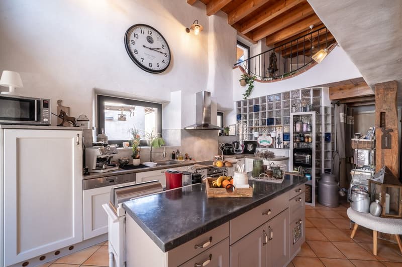Maison d'environ 180 m2 avec 2 logements à Valeyres-sous-Ursins (4)