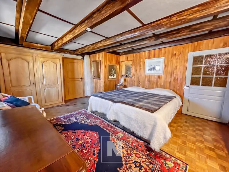 Chambre à coucher au même niveau que le salon
