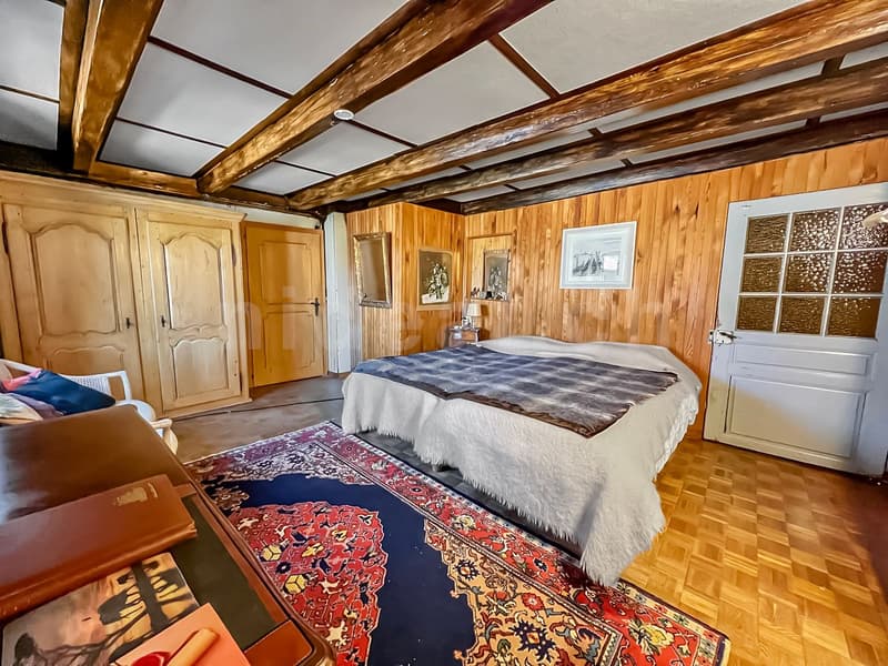Chambre à coucher au même niveau que le salon