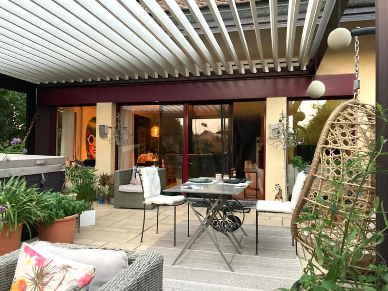 Villa jumelle avec jardin joliment aménagé et fleuri (11)