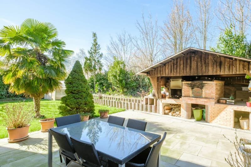 Villa d'angle lumineuse avec 300 m² de jardin et double garage (3)