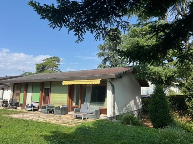 Maison jumelée par le garage - belle parcelle - rénovation à prévoir (2)