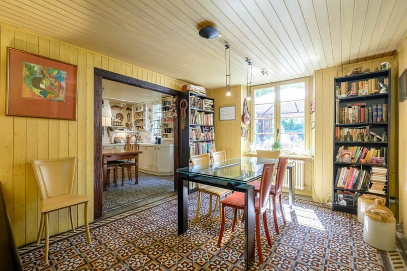 Maison de village de caractère avec jardin arborisé (8)