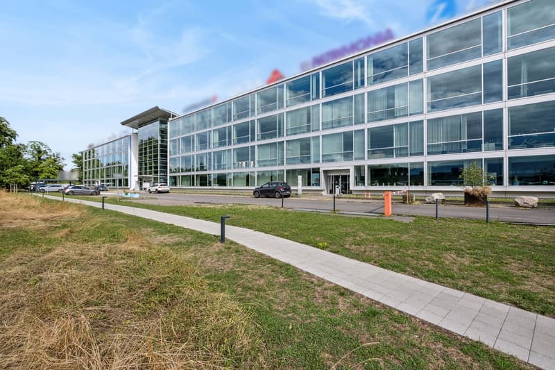 Bureaux Plug & Play à l'aéroport offrant une excellente visibilité (2)