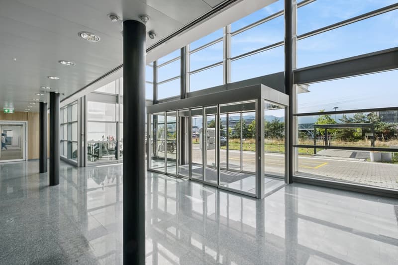 Bureaux Plug & Play à l'aéroport offrant une excellente visibilité (3)