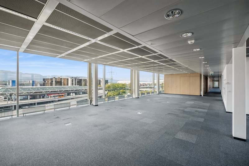 Bureaux Pug & Play à l'aéroport avec excellente visibilié (6)