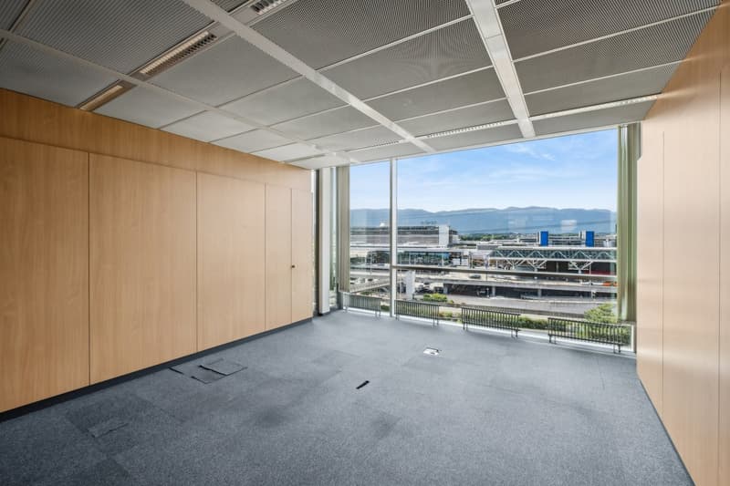 Bureaux Pug & Play à l'aéroport avec excellente visibilié (8)