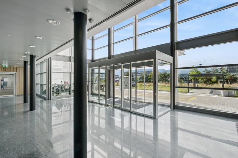 Bureaux Pug & Play à l'aéroport avec excellente visibilié (4)