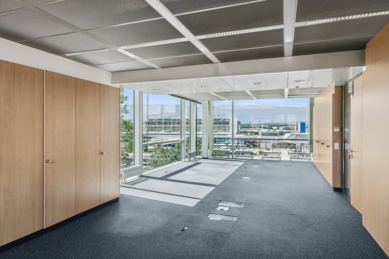Bureaux Pug & Play à l'aéroport avec excellente visibilié (5)