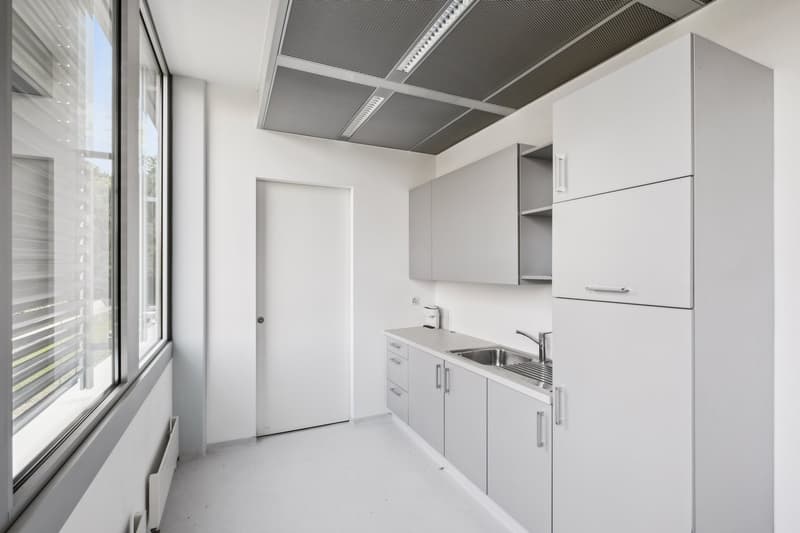 Bureaux Plug & Play à l'aéroport avec excellente visibilité (7)