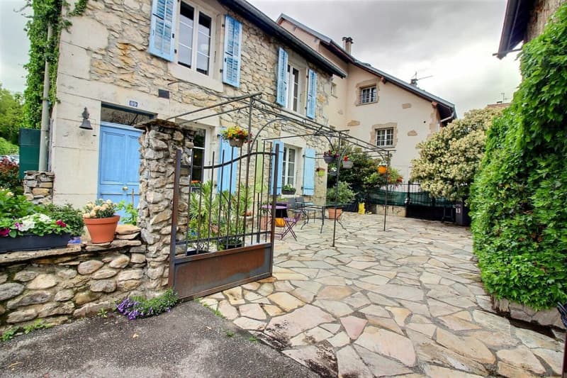 Maison .de 277.8 m2 avec Appartement T3 indépendant  61.24 m2 à Cessy (2)