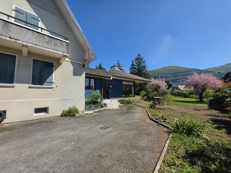 Villa d'architecte avec vue sur le Salève à 10 min de Genève (16)