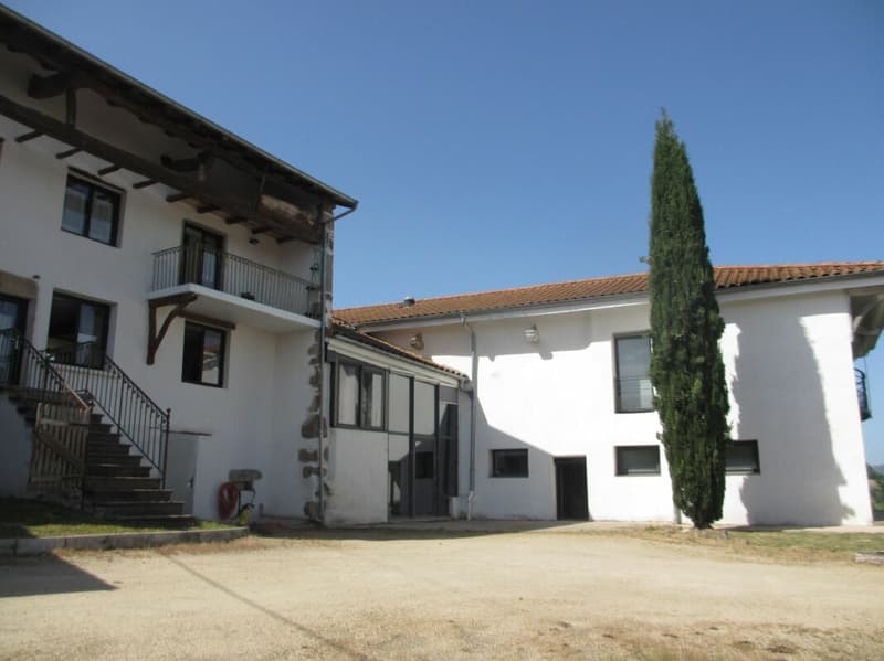 Ensemble immobilier avec piscine intérieure et terrain de 7'878 m² (4)