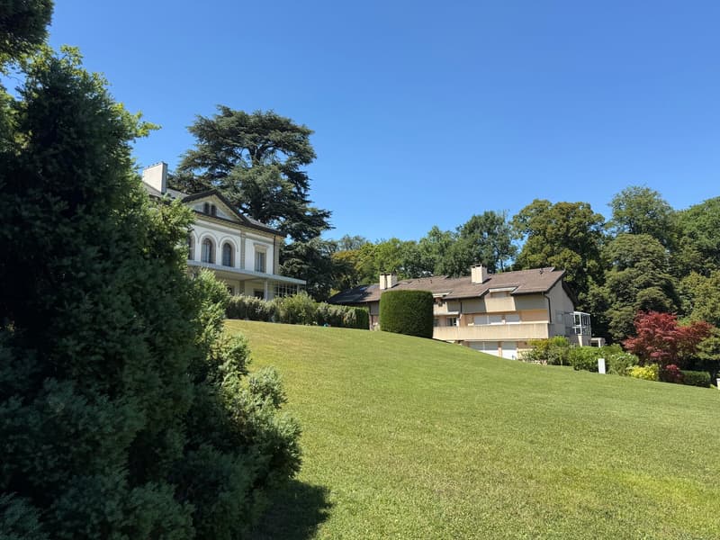Bel appartement en attique de 6 pièces à Conches dans un magnifique parc de 30'000 m2 (1)