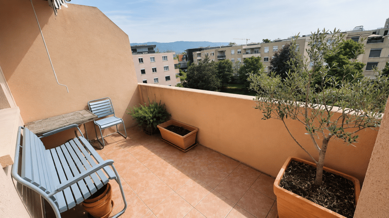 Spacieux attique de 5 pièces avec balcon, garage box et grande cave (3)