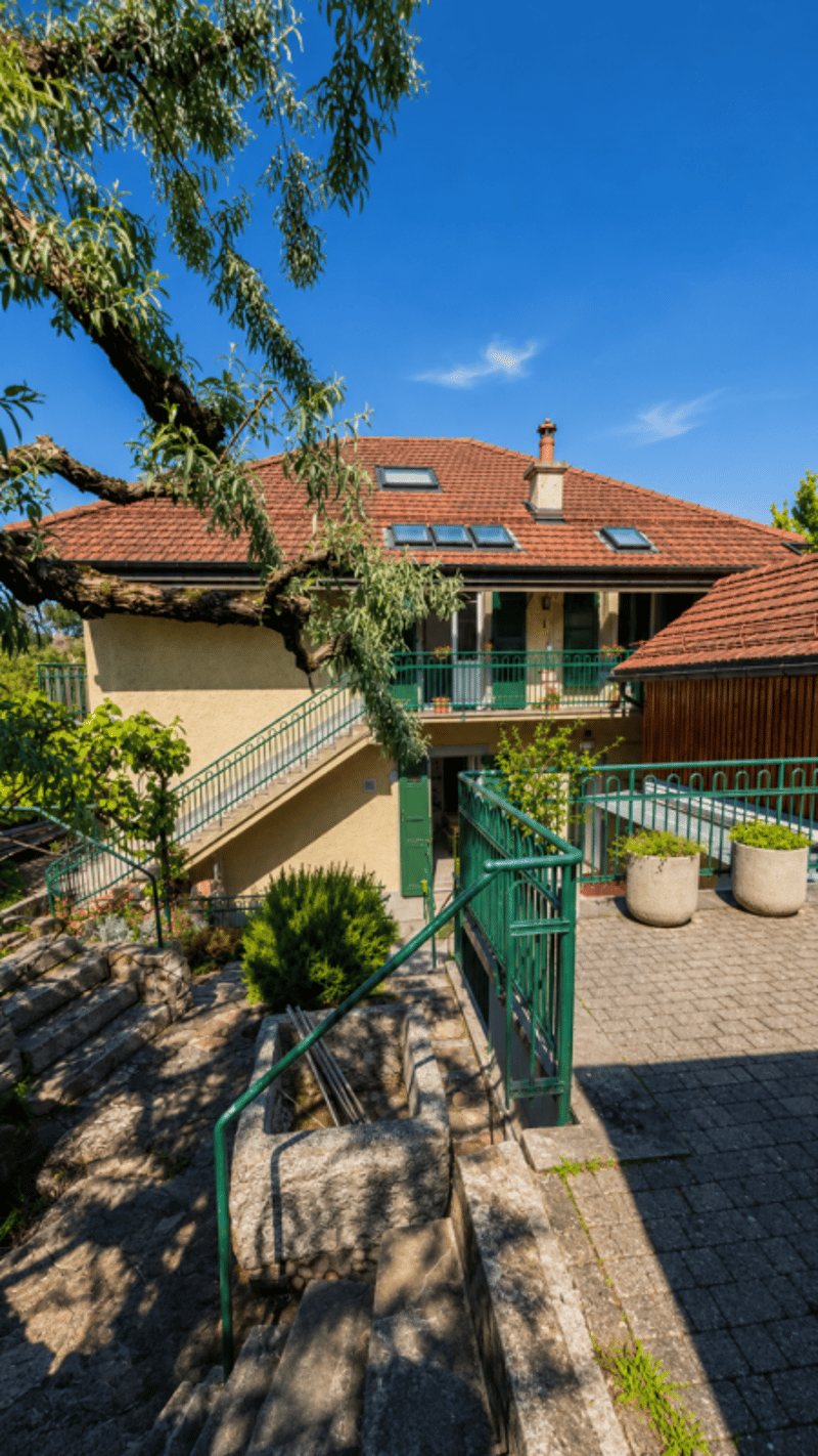 Villa individuelle de caractère avec deux spacieux appartements à proximité du centre-ville (55)