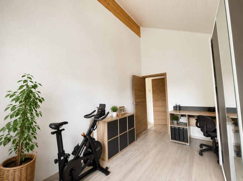Superbe villa individuelle de 2 logements et disponible aménagé en grand studio, à proximité immédiate du centre d'Yverdon, avec spacieux jardin richement arboré et fleuri (33)