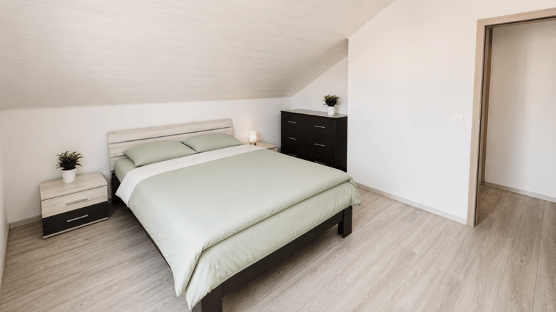Superbe villa individuelle de 2 logements et disponible aménagé en grand studio, à proximité immédiate du centre d'Yverdon, avec spacieux jardin richement arboré et fleuri (28)