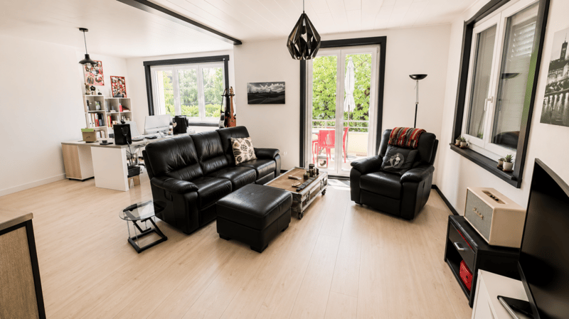 Superbe villa individuelle de 2 logements et disponible aménagé en grand studio, à proximité immédiate du centre d'Yverdon, avec spacieux jardin richement arboré et fleuri (7)