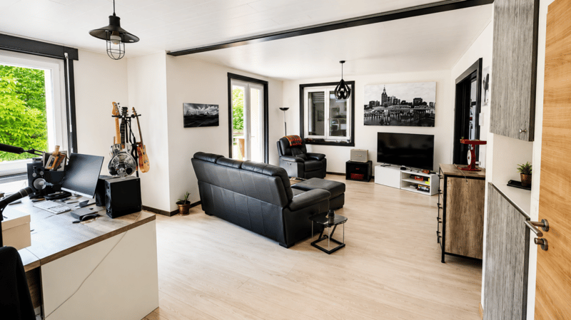 Superbe villa individuelle de 2 logements et disponible aménagé en grand studio, à proximité immédiate du centre d'Yverdon, avec spacieux jardin richement arboré et fleuri (9)