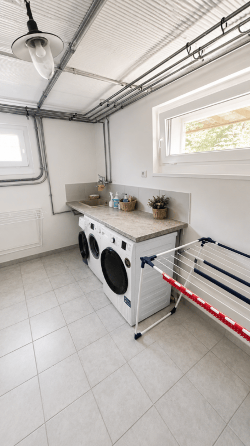 Superbe villa individuelle de 2 logements et disponible aménagé en grand studio, à proximité immédiate du centre d'Yverdon, avec spacieux jardin richement arboré et fleuri (38)