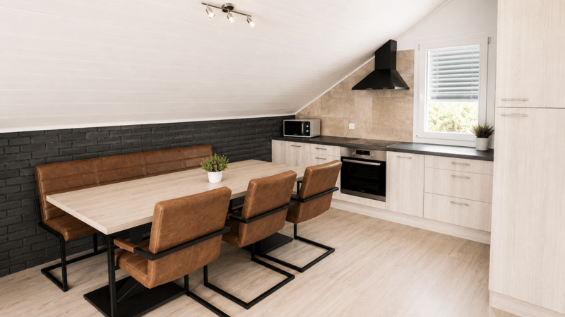 Superbe villa individuelle de 2 logements et disponible aménagé en grand studio, à proximité immédiate du centre d'Yverdon, avec spacieux jardin richement arboré et fleuri (27)
