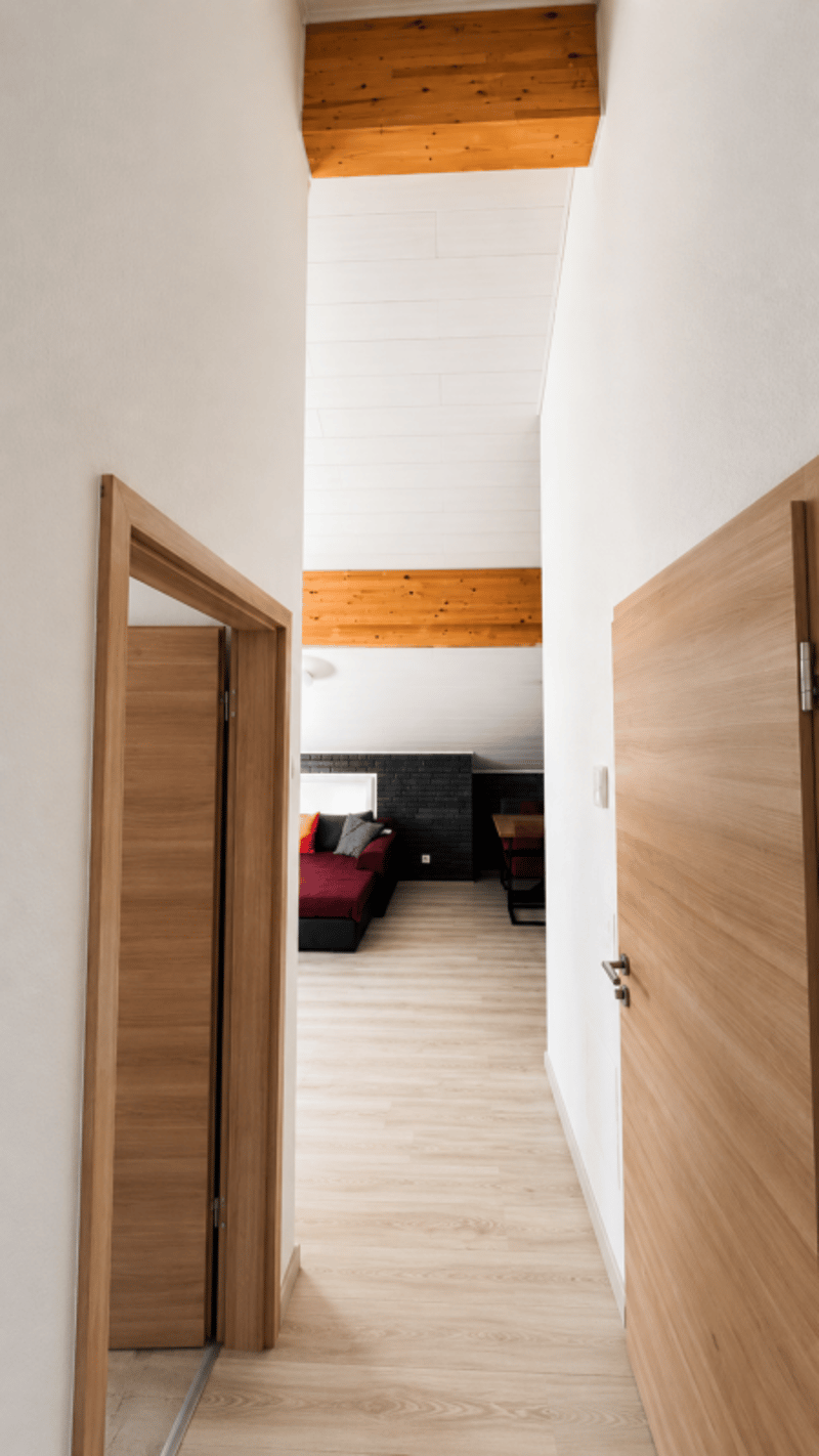 Superbe villa individuelle de 2 logements et disponible aménagé en grand studio, à proximité immédiate du centre d'Yverdon, avec spacieux jardin richement arboré et fleuri (24)