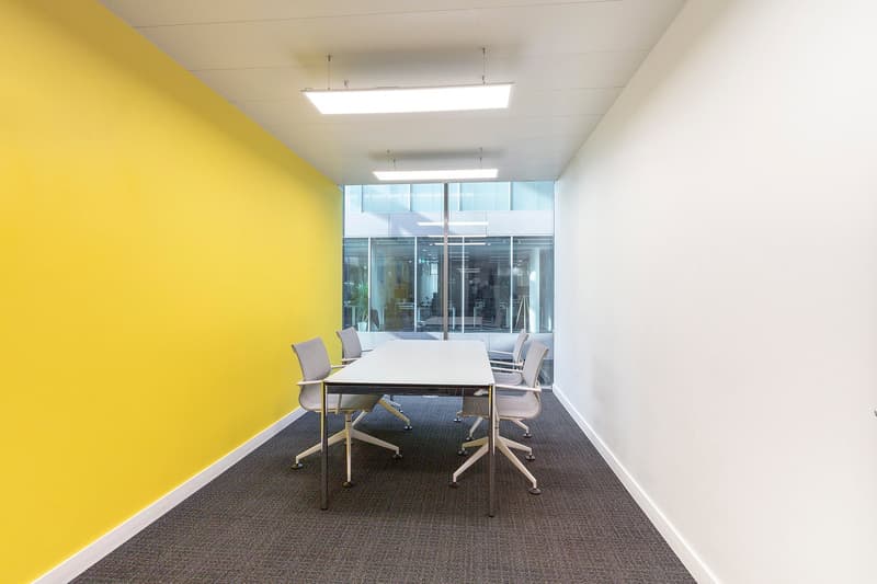 Réservez des bureaux au Regus Business Park pour 2 personnes (6)