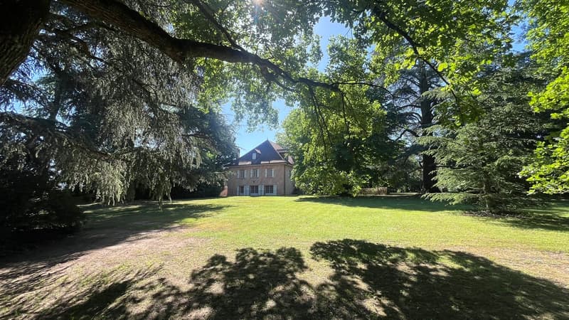 Bâtisse du XIXe siècle dans un parc arboré aux portes de Genève (1)