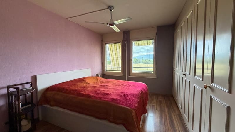 Chambre parentale avec armoires encastrées et salle d'eau