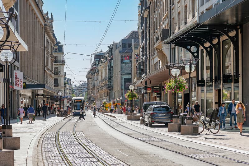 Exclusif, bâtiment indépendant et aménagé de haut standing à louer au centre ville de Genève (3)
