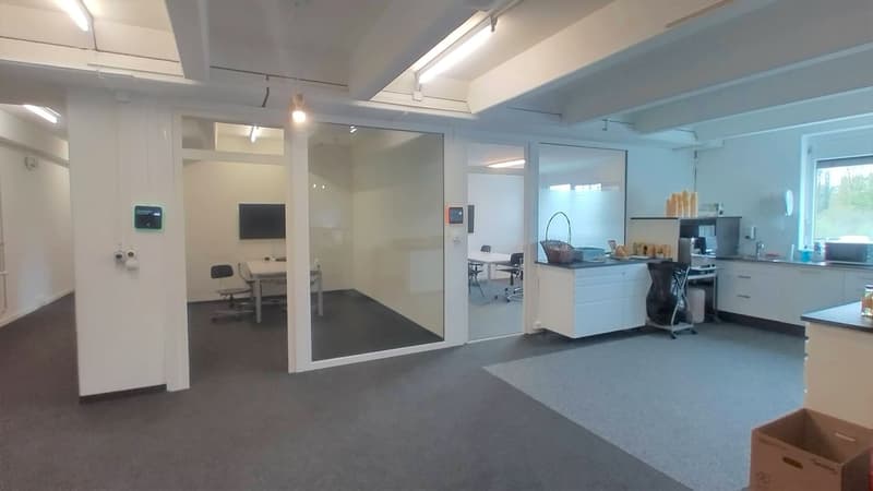 Vaud bureaux/atelier de 940 m2 avec accès quai de chargement Bussigny à louer (1)