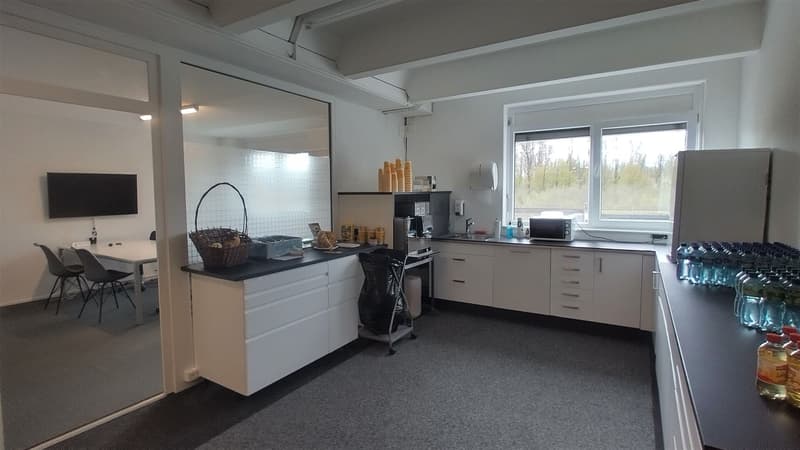 Vaud bureaux/atelier de 910 m2 avec accès quai de chargement Bussigny à louer (2)