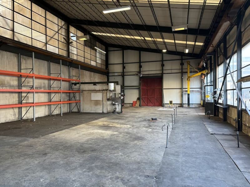 A louer: divers LOCAUX commerciaux, HALLS, TERRAINS nus et COUVERTS dans site industriel (11)