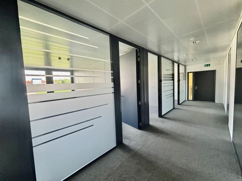 Superbe surface de bureau de 350 à 1500 m2 dans très bel environnement très accessible: CFF & Autoroute (6)