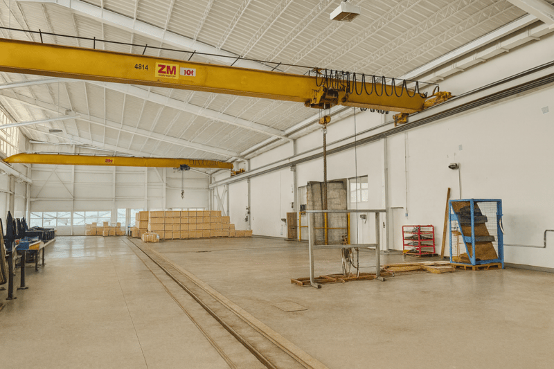 A louer: divers LOCAUX commerciaux, HALLS, TERRAINS nus et COUVERTS dans site industriel (2)