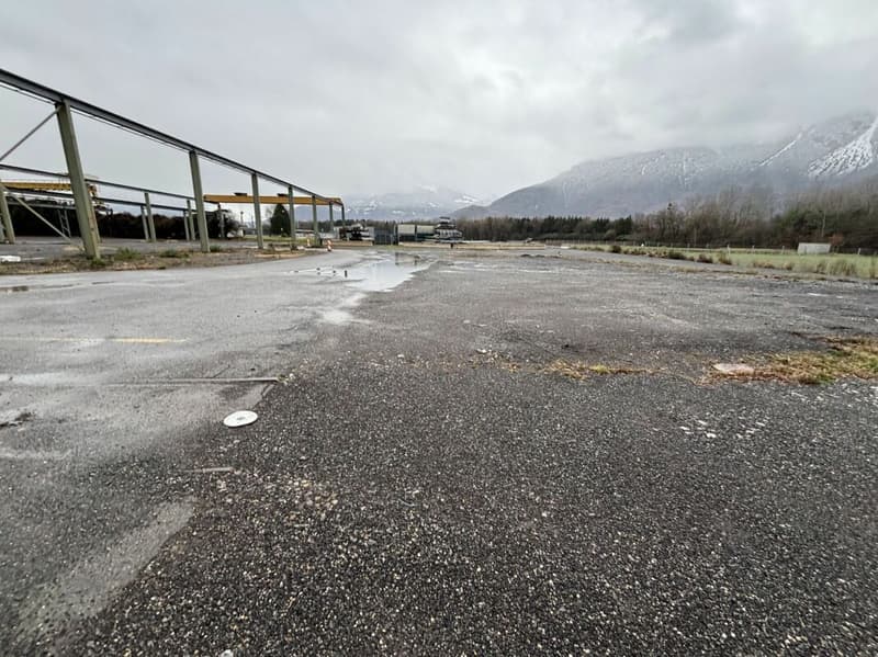 A louer: divers LOCAUX commerciaux, HALLS, TERRAINS nus et COUVERTS dans site industriel (13)