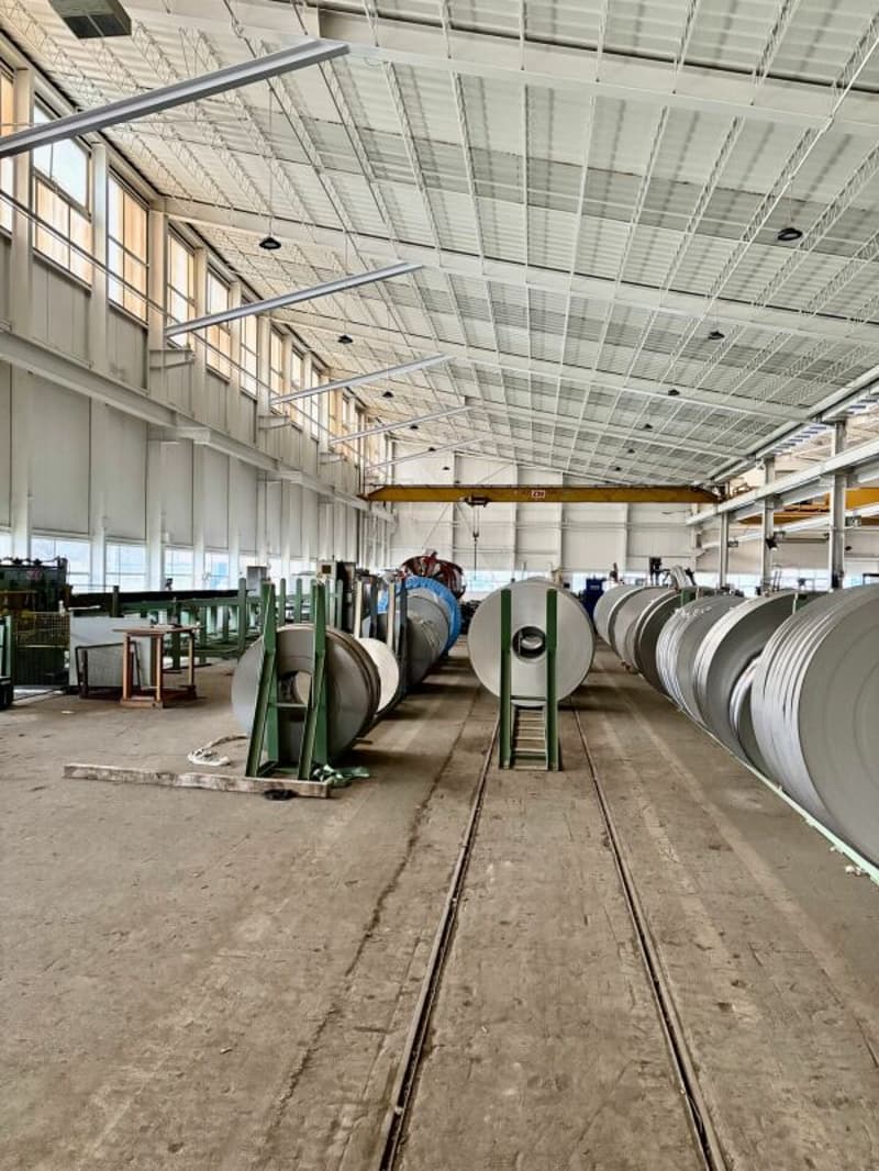 A louer: divers LOCAUX commerciaux, HALLS, TERRAINS nus et COUVERTS dans site industriel (5)