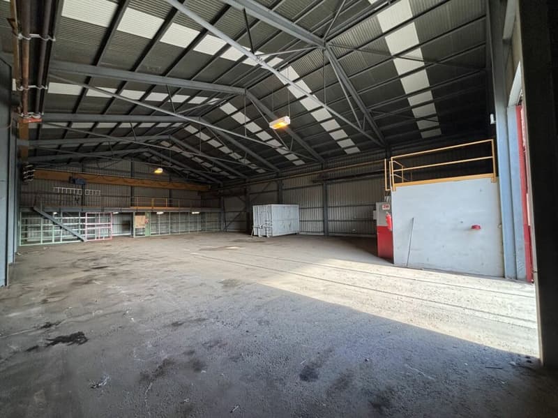 A louer: divers LOCAUX commerciaux, HALLS, TERRAINS nus et COUVERTS dans site industriel (2)