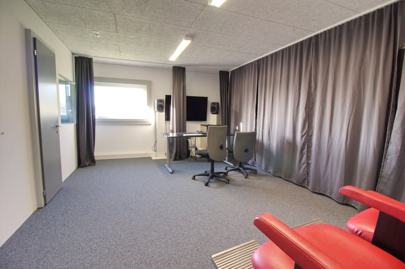 empty room, carpeted floor, desk, chairs, speakers, curtains, window