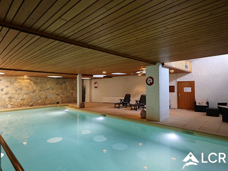 2,5 pièces avec une magnifique vue - Piscine intérieure (8)