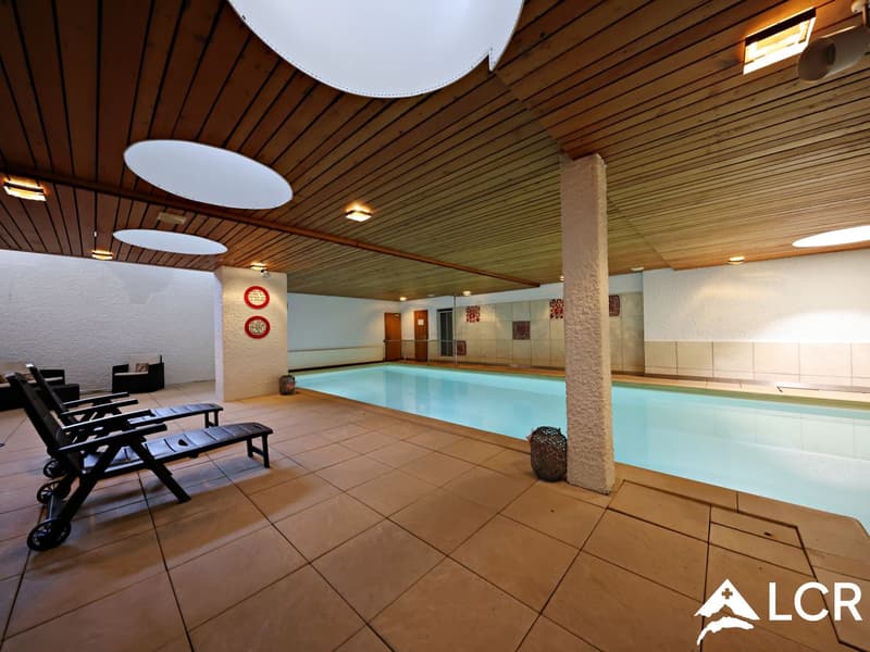 2,5 pièces avec une magnifique vue - Piscine intérieure (9)