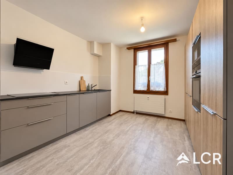 Bel immeuble / 2 Appartements et 2 commerces / rendement (11)