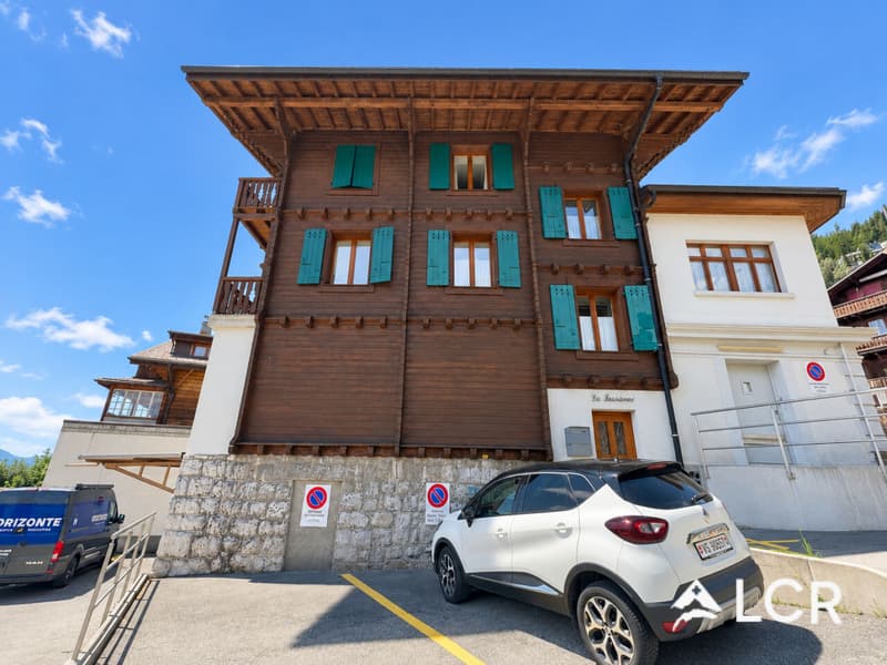 Bel immeuble / 2 Appartements et 2 commerces / rendement (6)