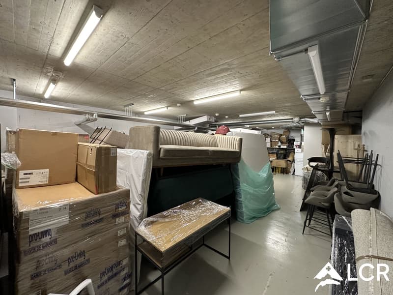 Local sécurisé de 170m2 à louer à Morges : idéal pour dépôt ou stockage, accès direct autoroute (7)